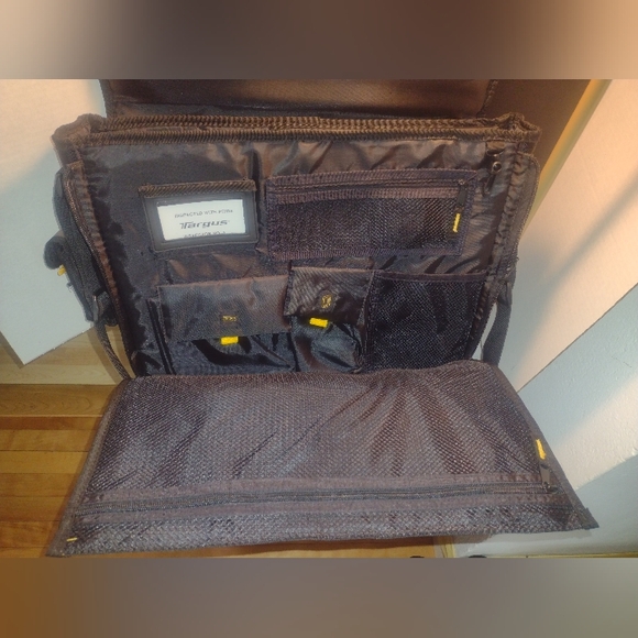 Targus Messenger Bag. Many Pockets. (Very Little Use). - Picture 2 of 8